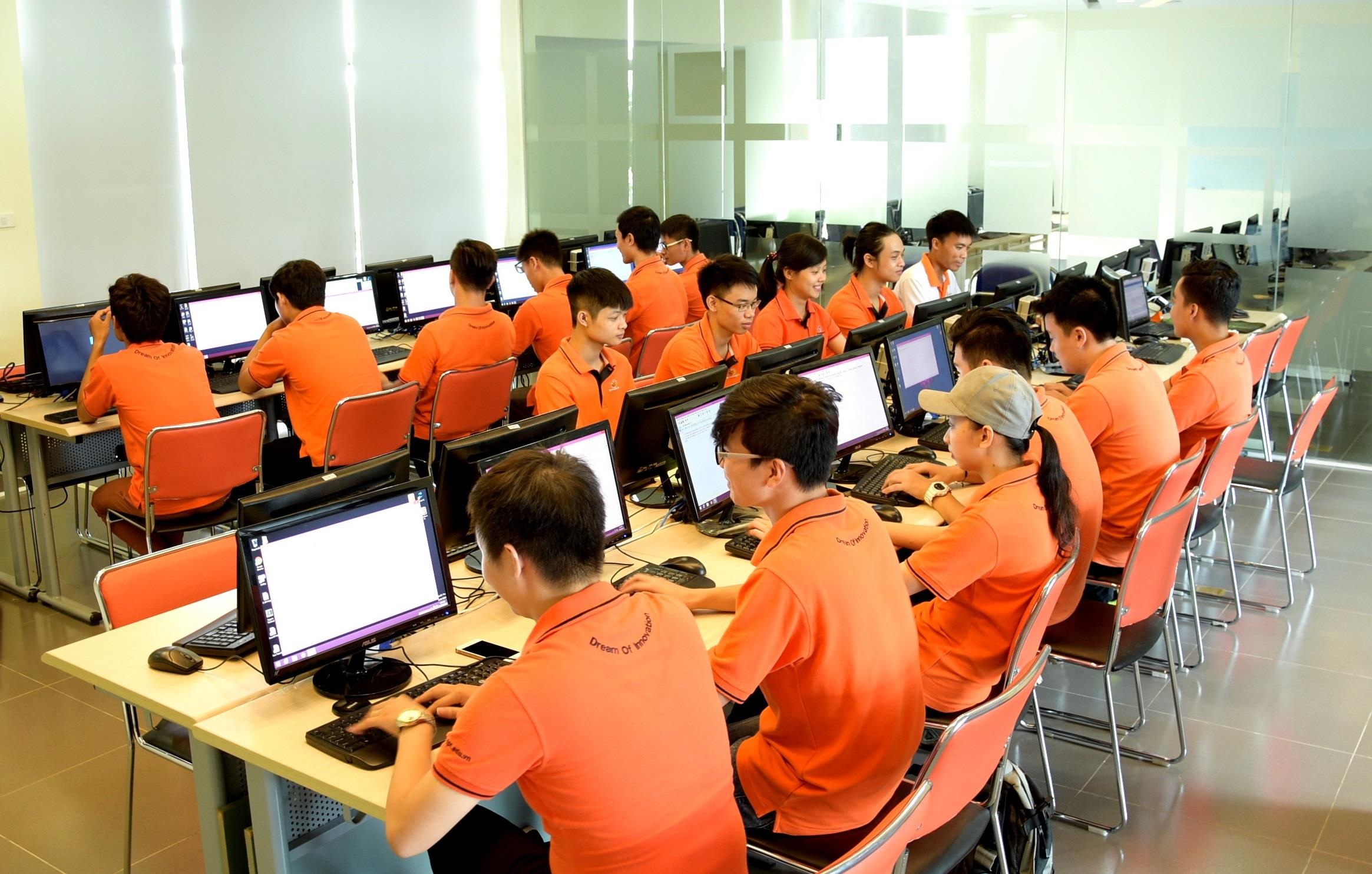 TGD FPT: ‘Chung toi se rut ngan 30-50% thoi gian chuyen doi so’ hinh anh