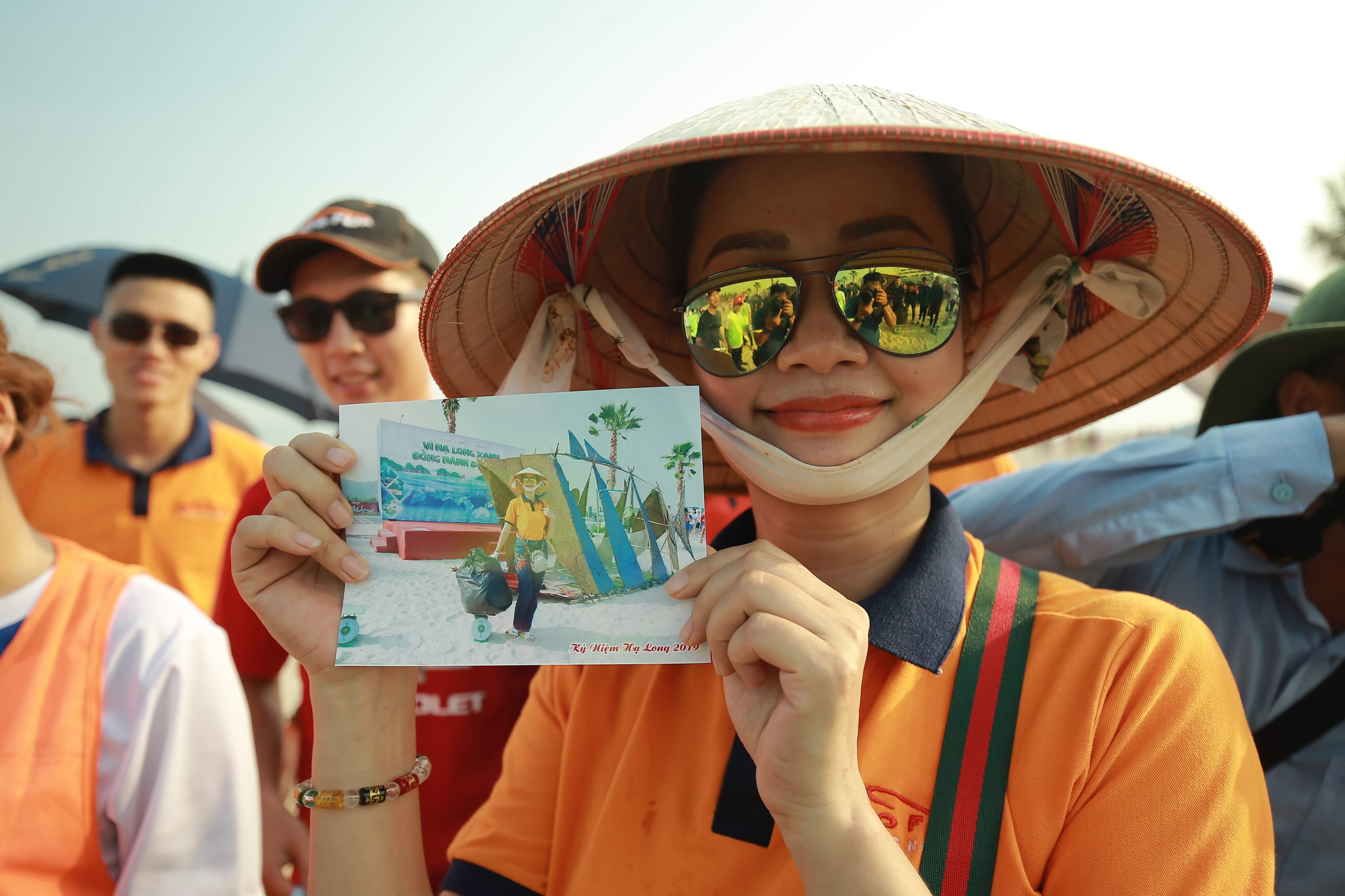 Hon 300 tinh nguyen vien ra quan thu gom rac tren bai bien Ha Long hinh anh