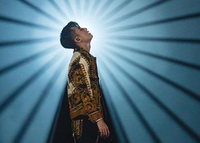 Hau Sky Tour, dan mang to mo dieu tra quoc tich e-kip lam show hinh anh