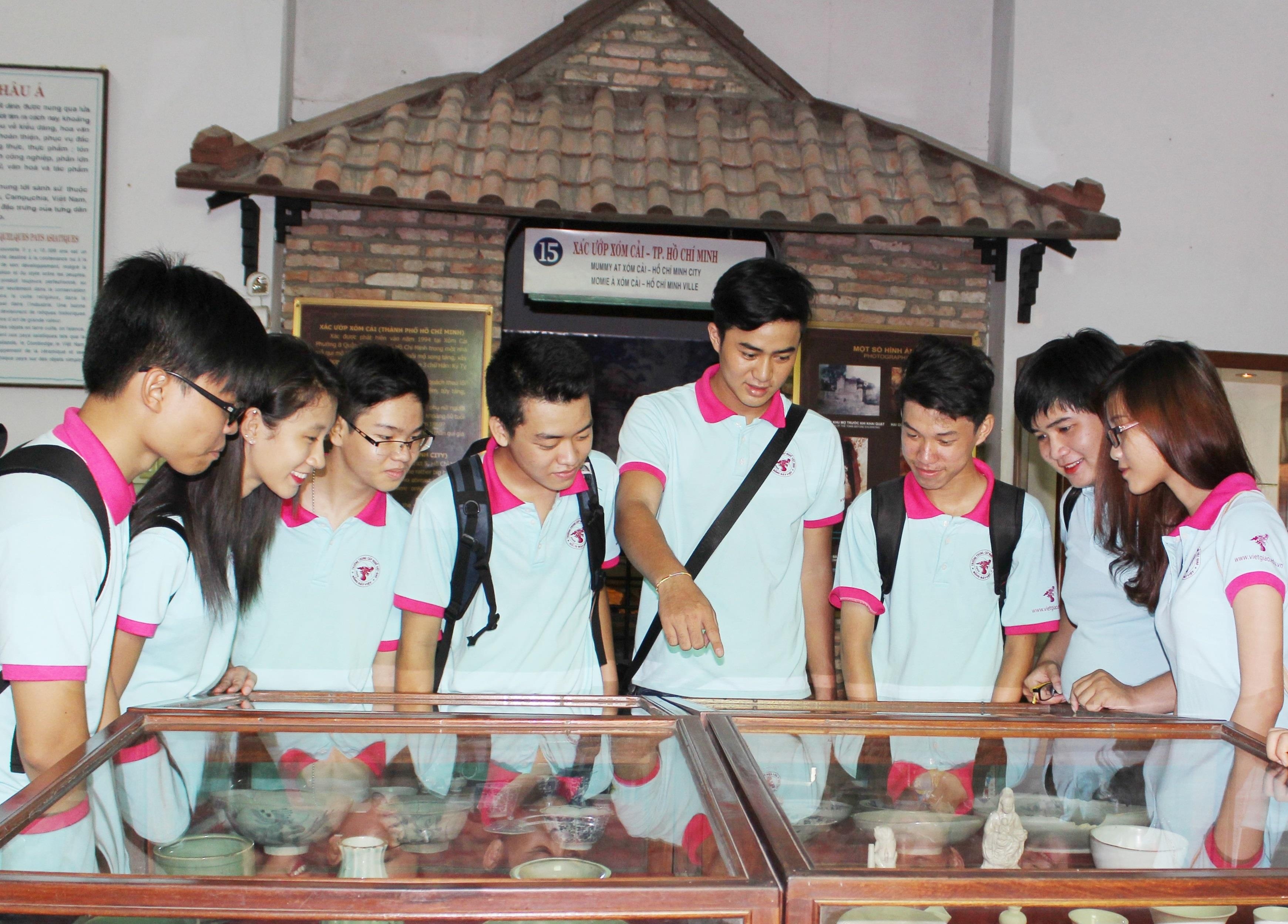 Hoc huong dan vien du lich tai truong Viet Giao, nhan bang dung chuan hinh anh