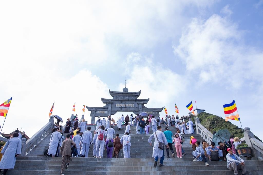 Khach thap phuong tham du le cau an mua Vu Lan tren dinh Fansipan hinh anh