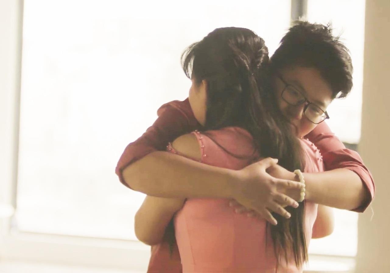 'Ngay con cai hoa tren nguc ao' - clip lay dong hang trieu trai tim hinh anh