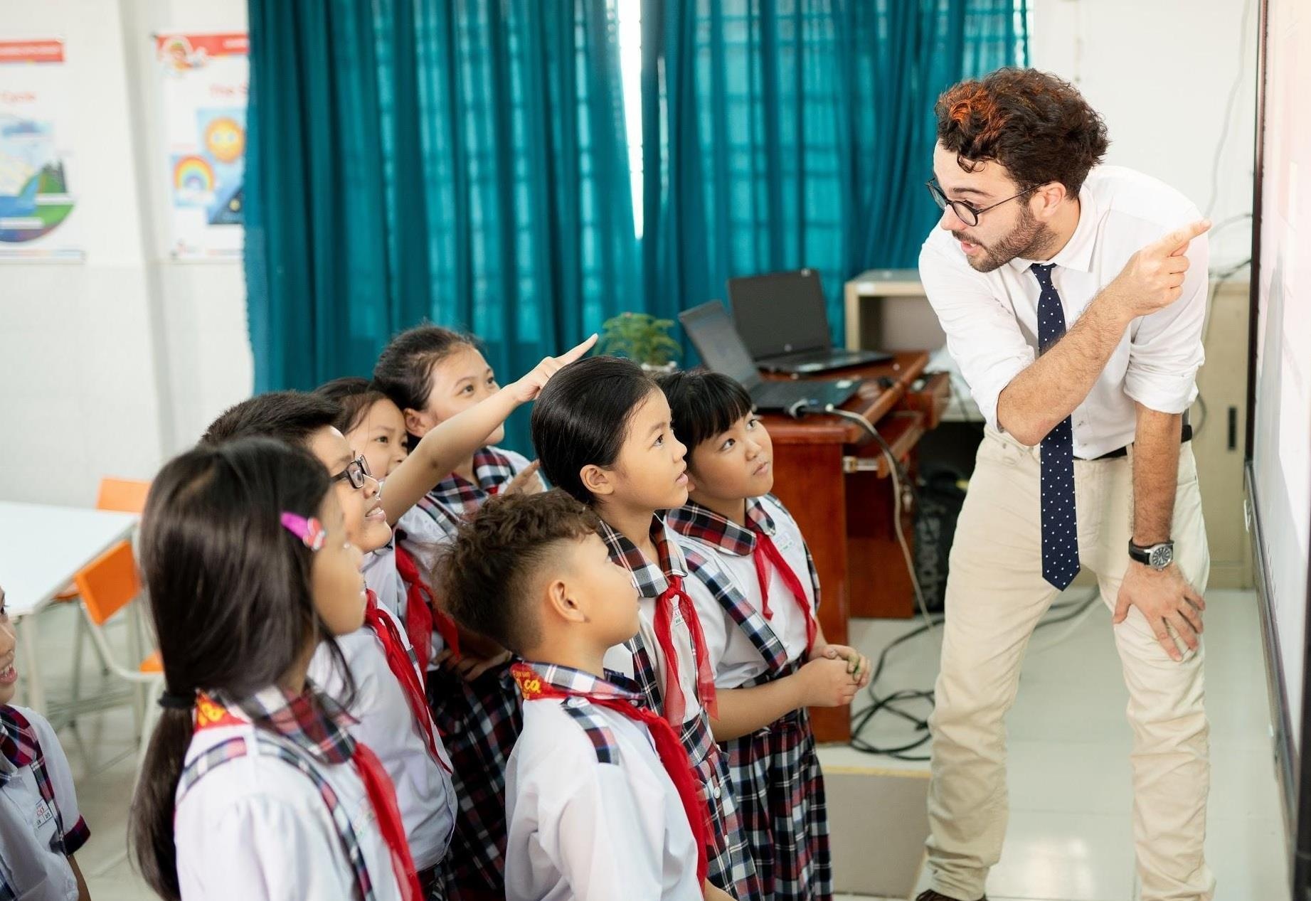 Ap dung cong nghe trong ca nhan hoa giang day tieng Anh bac tieu hoc hinh anh