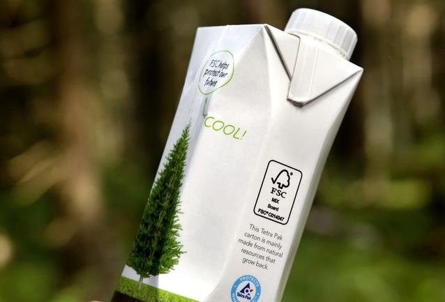 Cau chuyen dang sau moi hop giay dung sua, nuoc qua hinh anh