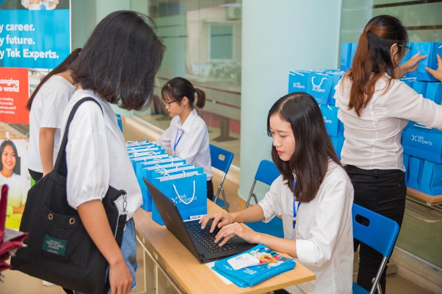 Workshop ‘Ra trường không tầm thường’ ảnh 1 Workshop ‘Ra truong khong tam thuong’ anh 1