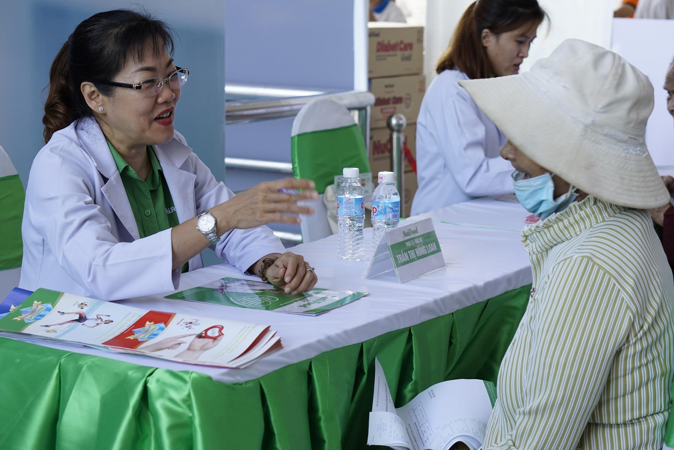 Bac si kham suc khoe, tu van dinh duong cho 350 nguoi cao tuoi TP.HCM hinh anh