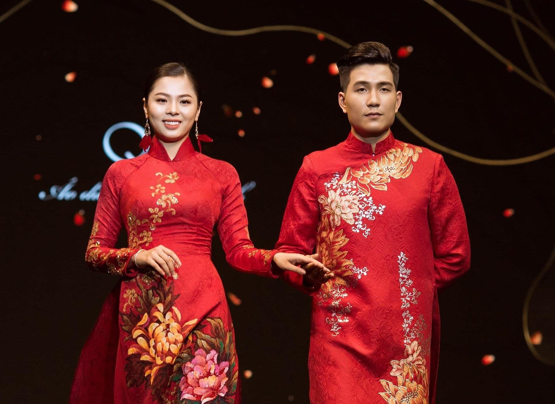 Ngam nhin BST vest va vay cuoi trang nha tai Almaz Mini Wedding Fair hinh anh