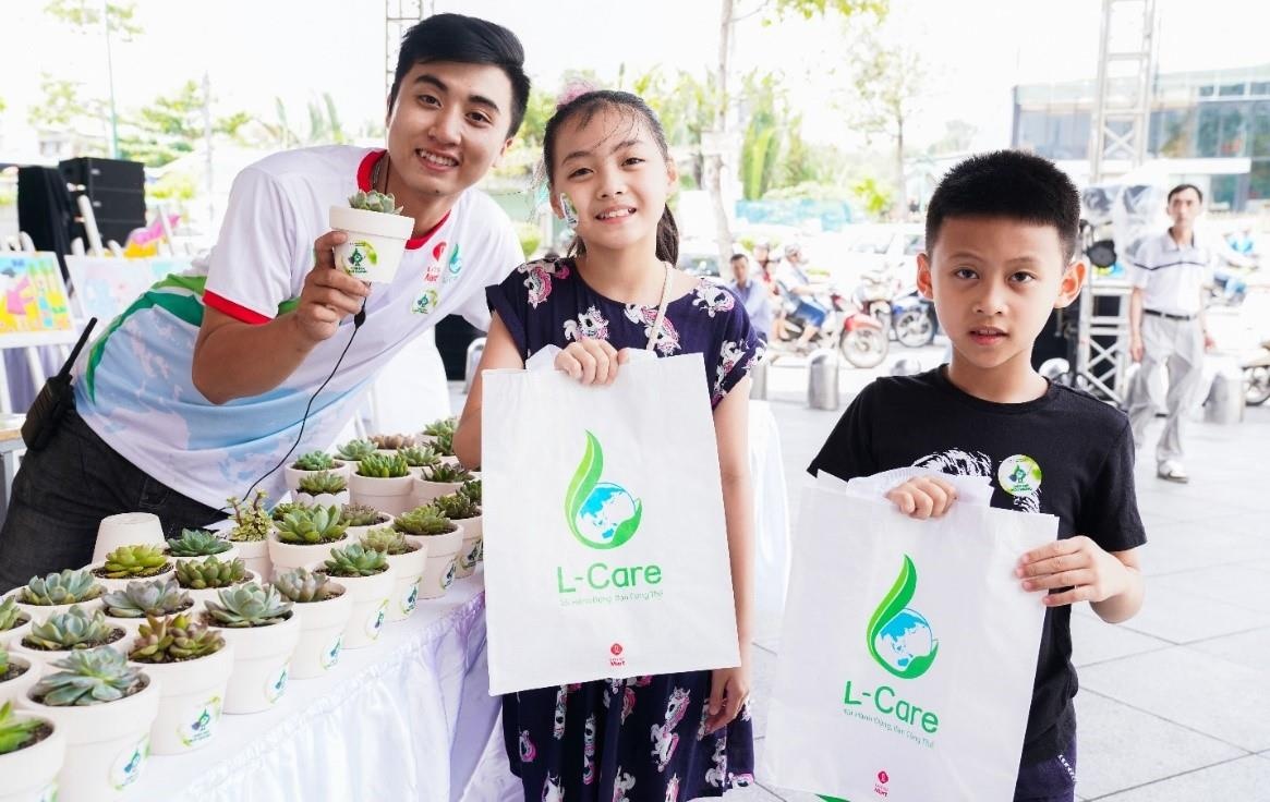 Thi sinh cuoc thi 'Sieu co nhi' cung nhau ve nen mau xanh Trai Dat hinh anh