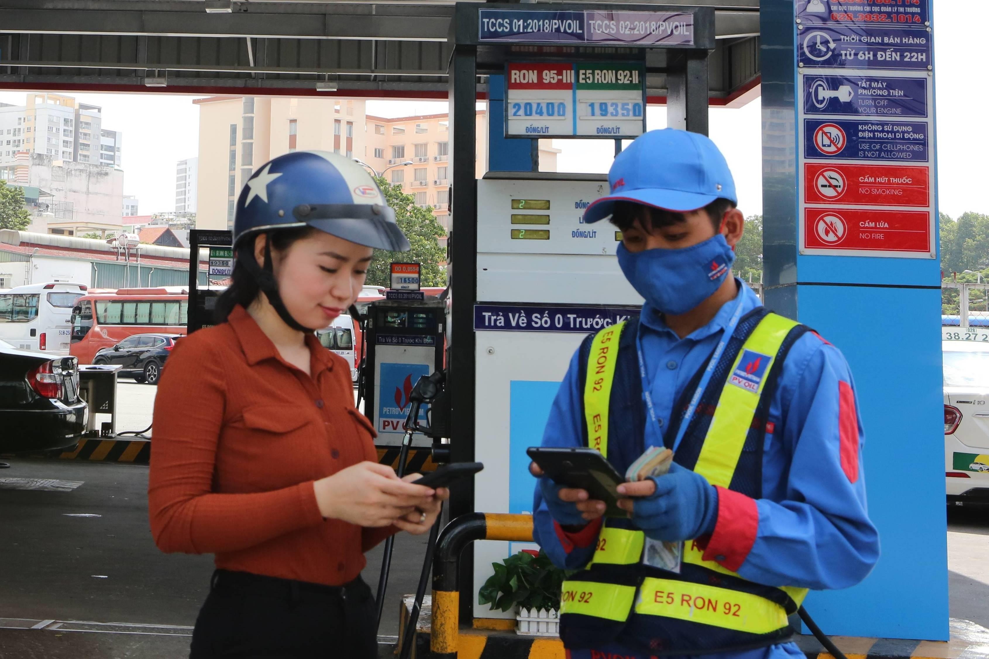 PVOIL hoan thien phuong thuc thanh toan dien tu cho khach mua xang dau hinh anh