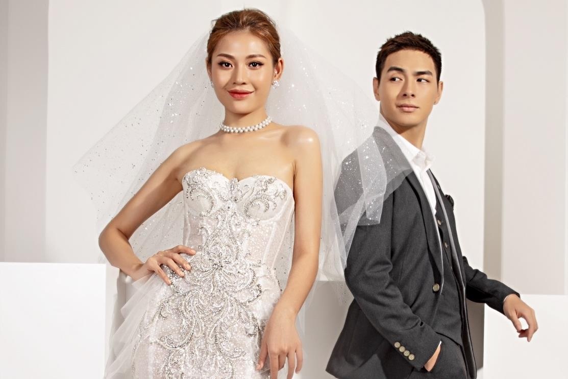 Chung Huyen Thanh dien lai vay cuoi, khoe sac ben Jay Quan hinh anh