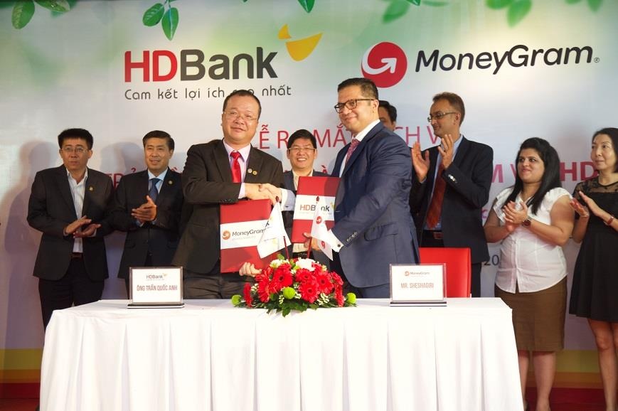 HDBank bat tay MoneyGram trien khai dich vu chi tra kieu hoi tai nha hinh anh