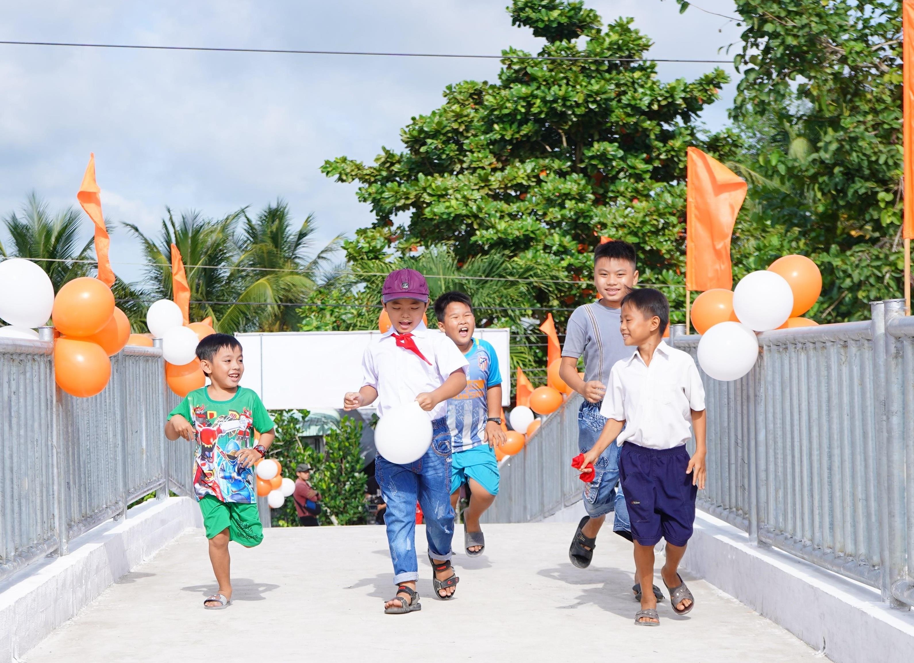 Quy Nam Phuong xay cau noi lien hai xa tai huyen Cai Be, Tien Giang hinh anh