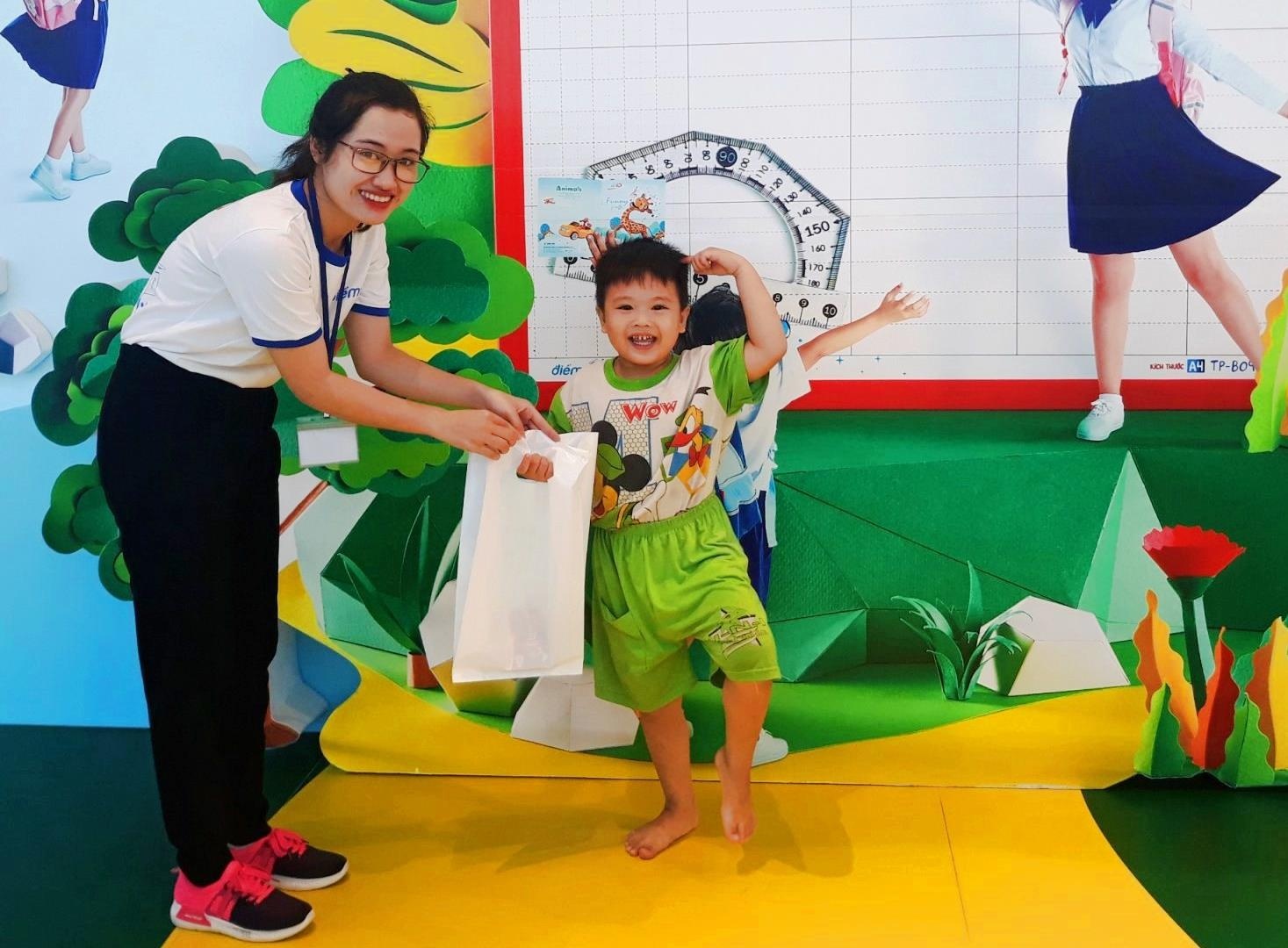 Me tre hien dai 'san' dung cu hoc tap moi cho con the nao? hinh anh