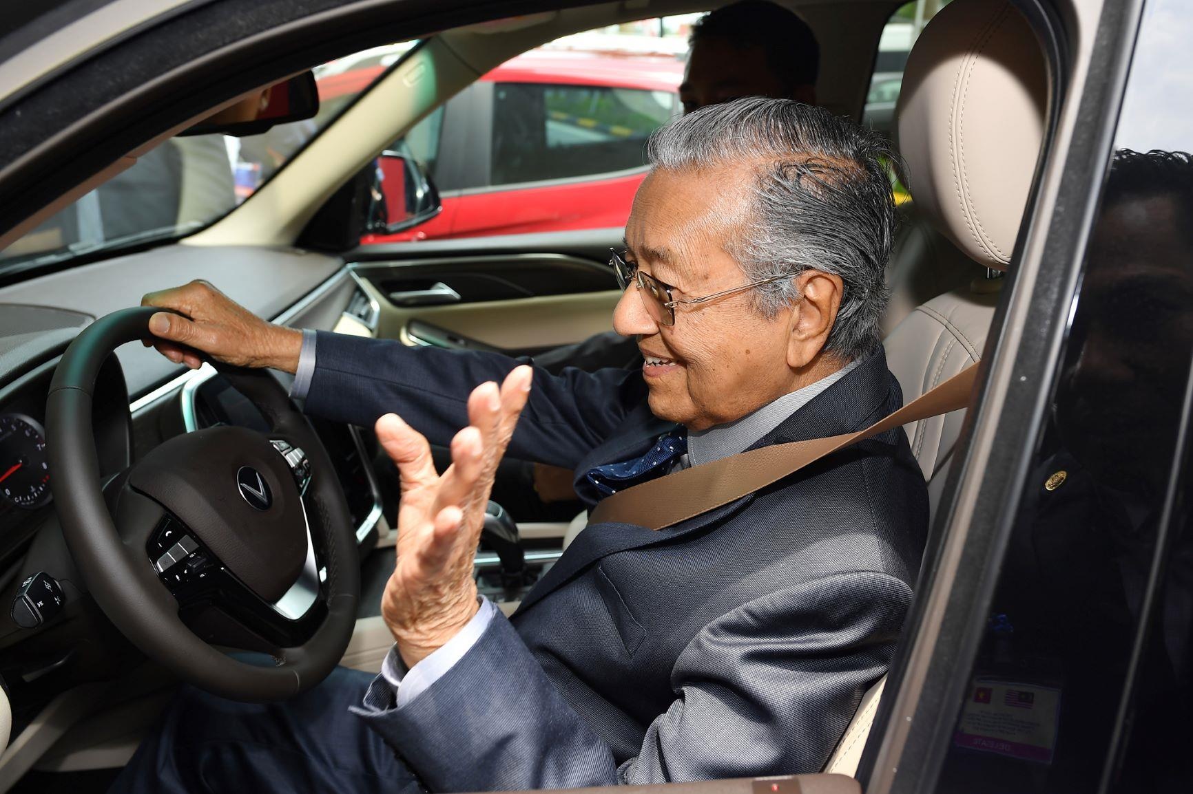 Bao chi Malaysia noi gi sau khi Thu tuong Mohamad lai thu xe VinFast? hinh anh