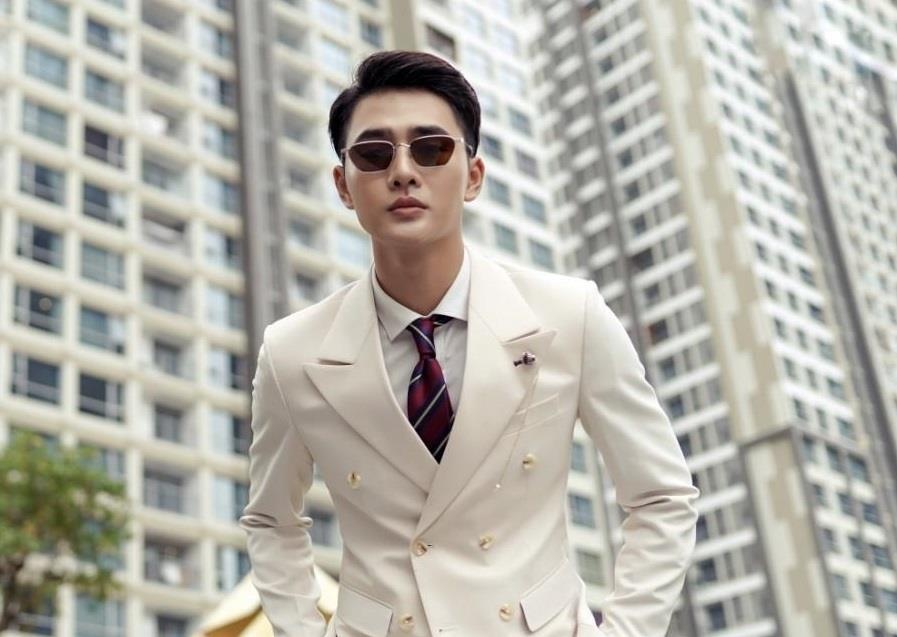 Nham Phuong Nam goi y cach dien suit dong bo cho mua thu hinh anh