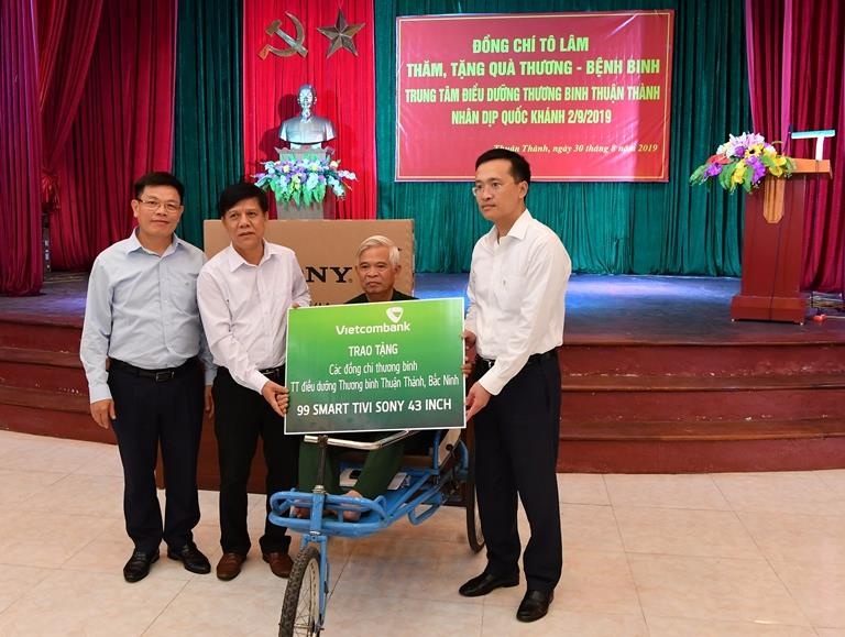 Ban lanh dao Vietcombank tham, tang qua thuong binh tai Bac Ninh hinh anh