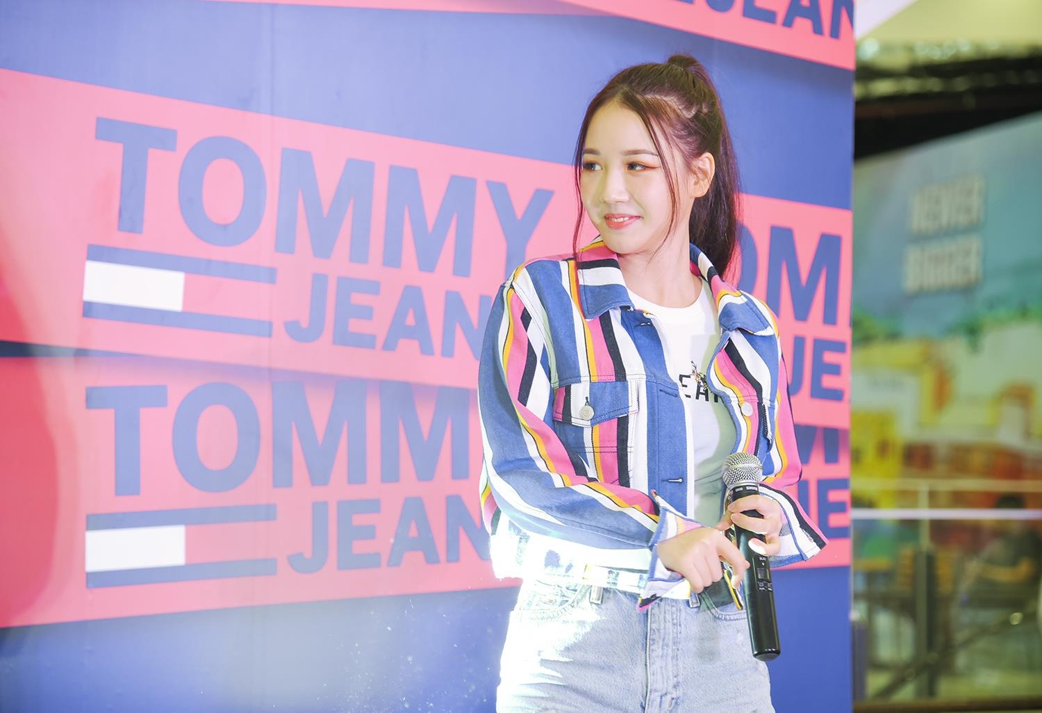 Quynh Anh Shyn, Amee va B Ray 'cool ngau' du khai truong Tommy Jeans hinh anh