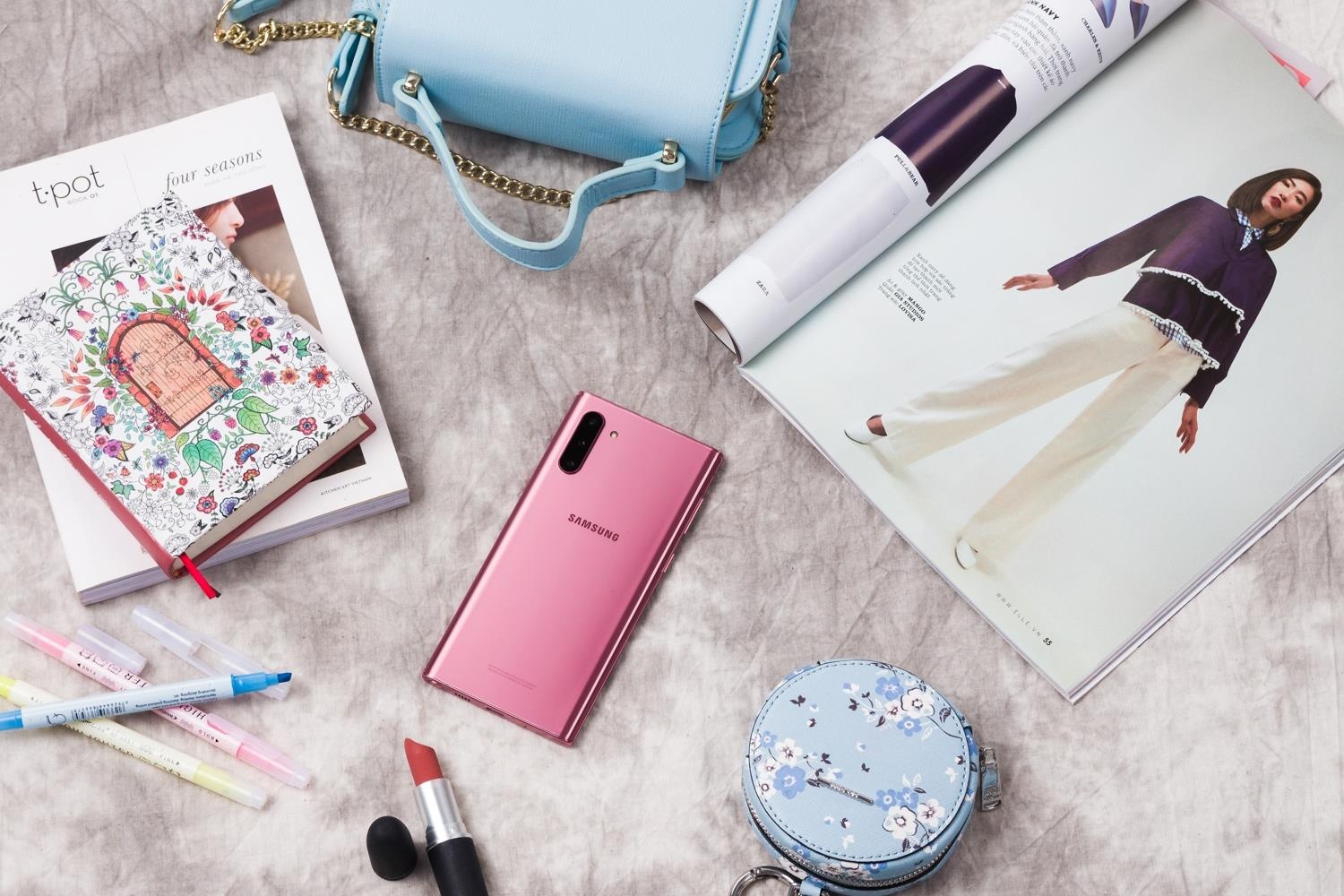 Mang thu nay xuong pho, ban tha ho 'bo quen' tui xach cong kenh o nha hinh anh