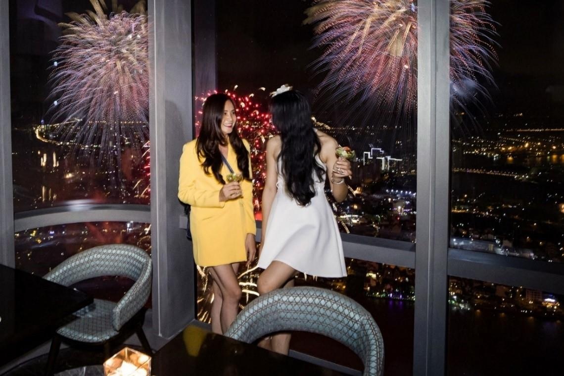 Khoanh khac ruc sang tu diem ngam phao hoa cao nhat Sai thanh hinh anh