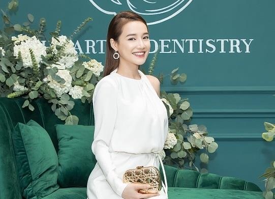 Nha Phuong xuat hien rang ro tai Nha khoa Jet Dentist ngay khai truong hinh anh