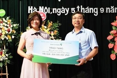 Vietcombank tang hoc bong 200 trieu cho SV Hoc vien Ngan hang hinh anh