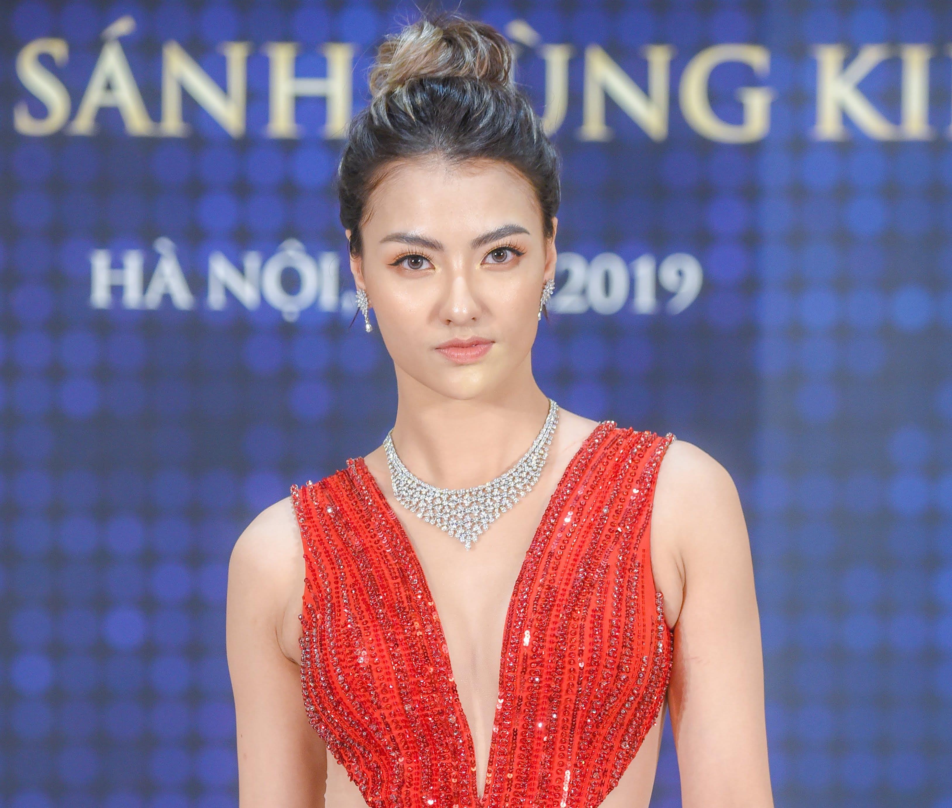 Hong Que dep ruc ro voi bo trang suc kim cuong 60 carats hinh anh