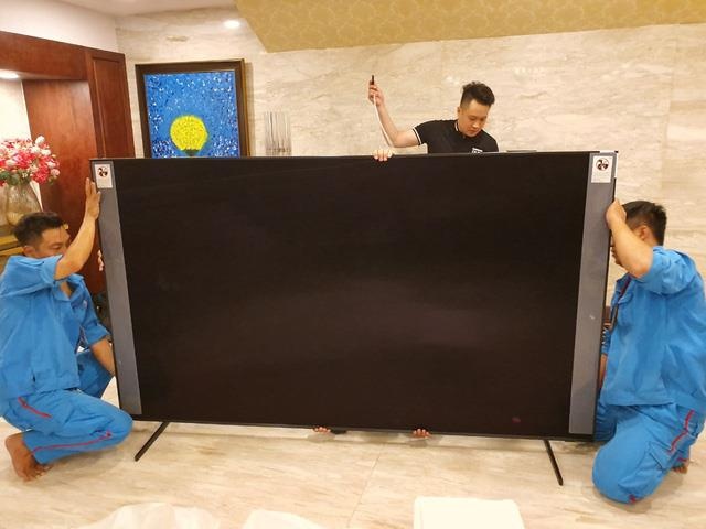 Mo ban TV QLED 8K 98 inch lon nhat the gioi anh 2