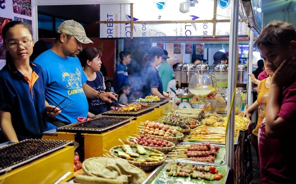 Hoi cho mua sam va am thuc hang Viet Nam - Thai Lan tai Sa Dec hinh anh