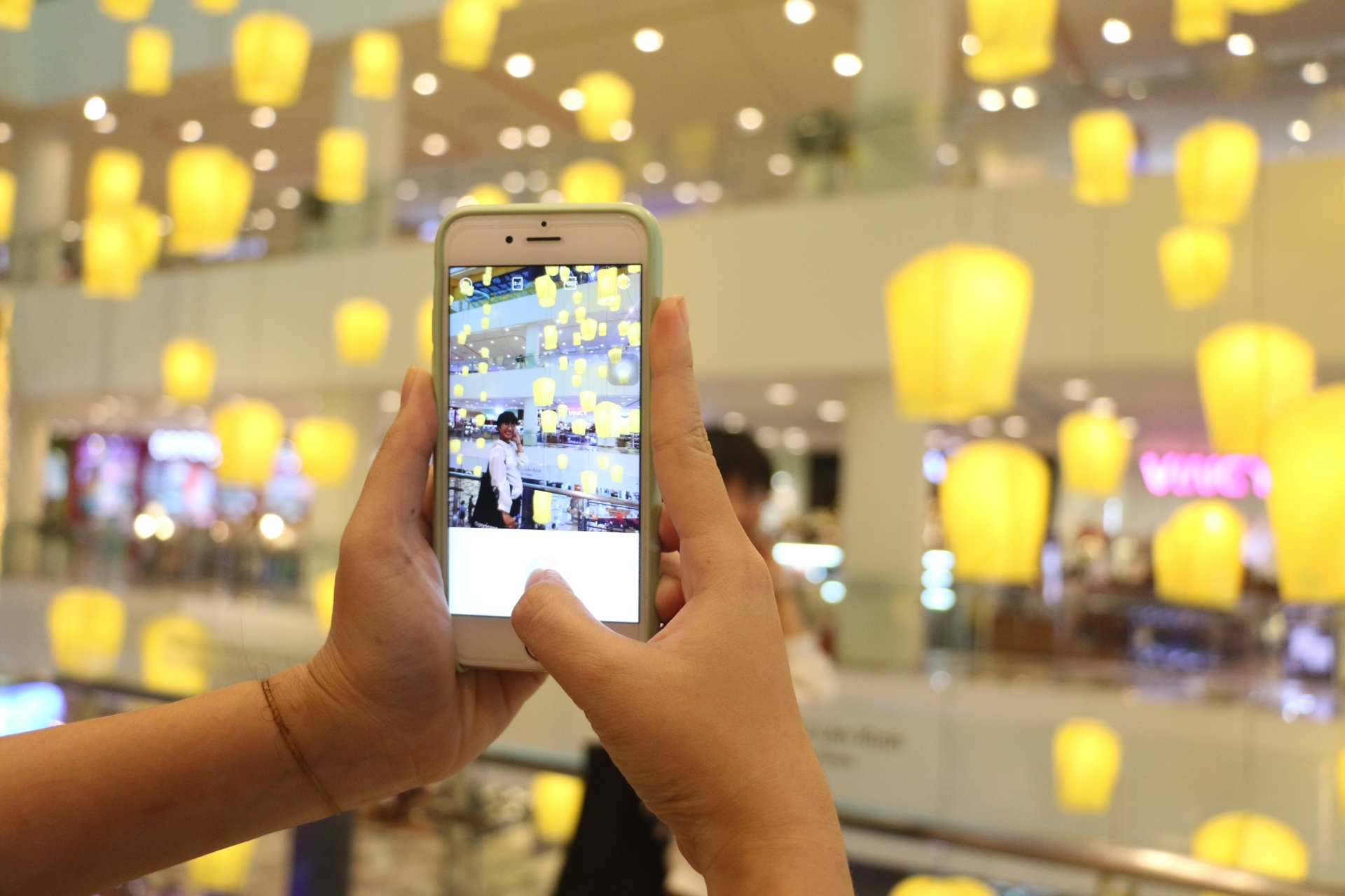 Ngam den troi, hoa dang giua TTTM tai TP.HCM hinh anh