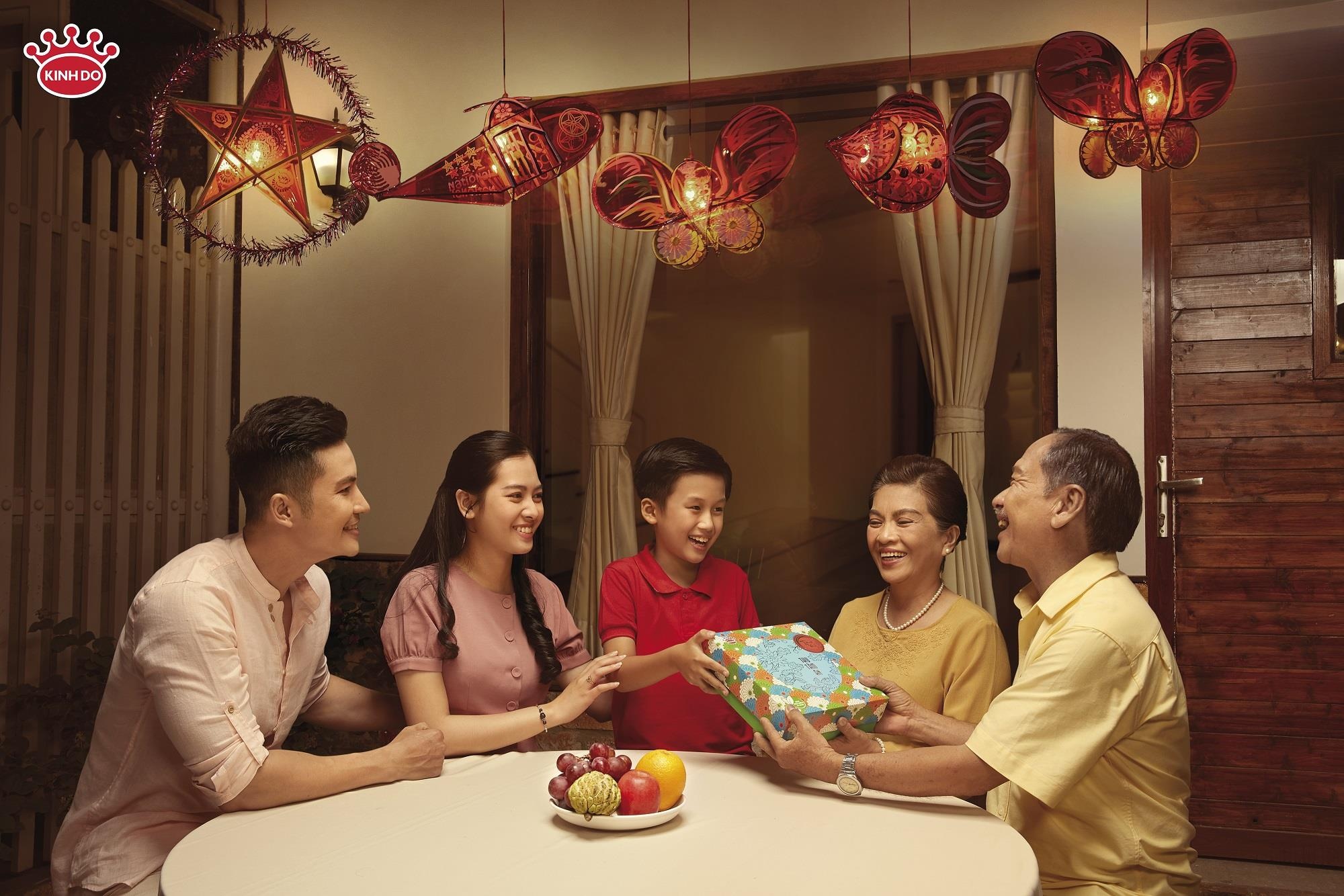 Video - Chon banh Trung thu cao cap lam qua tang Tet doan vien hinh anh