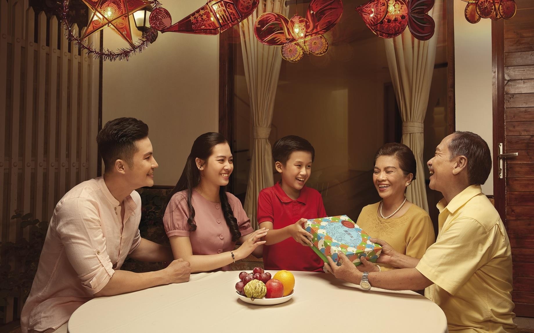 Chon banh Trung thu cao cap lam qua tang Tet doan vien hinh anh