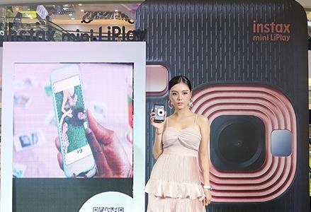 Lam A Han rang ro du ra mat may chup anh lay lien Instax Mini LiPlay hinh anh