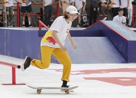 Mac mua gio, hang nghin ban tre do ve su kien the thao duong pho hinh anh