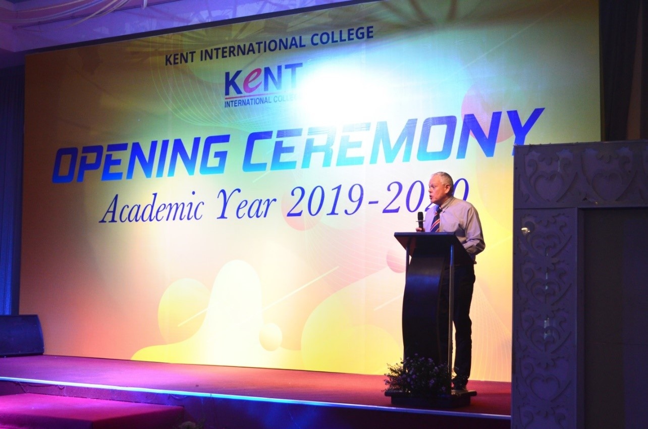 Giao su Robert Greenwood: 'Kien thuc la canh cua se mo khi ban go' hinh anh