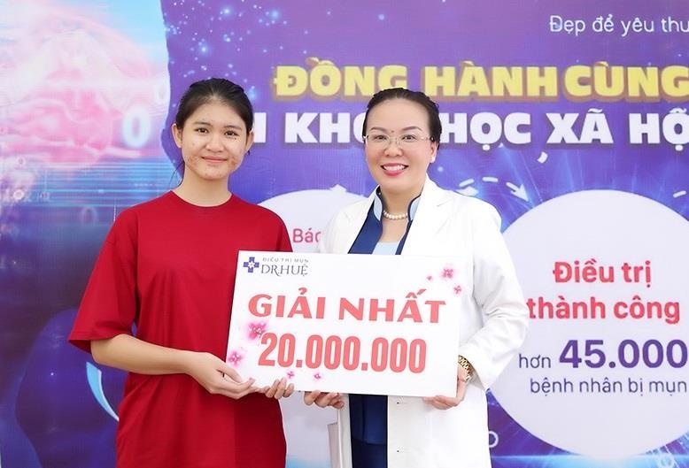 Dr. Hue mang co hoi tri mun mien phi cho sinh vien DH KHXH&NV hinh anh