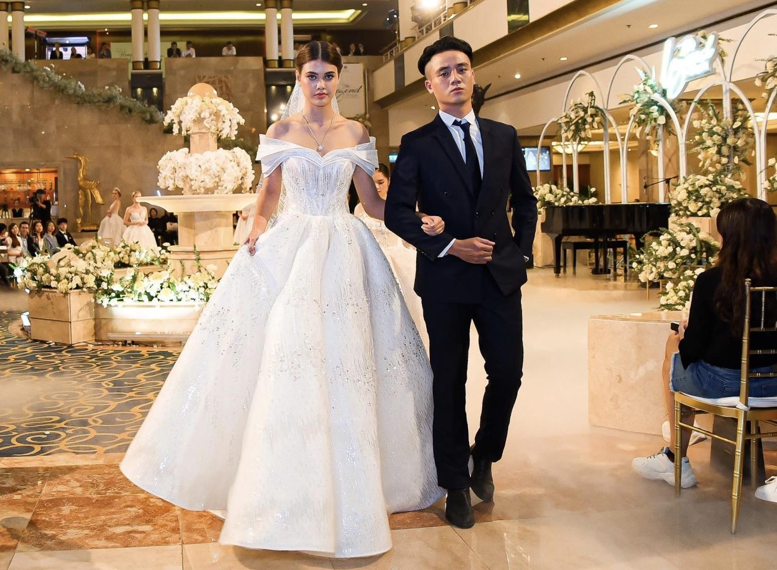 Trien lam ‘The legend of love’ ton vinh xu huong tiec cuoi hoang gia hinh anh