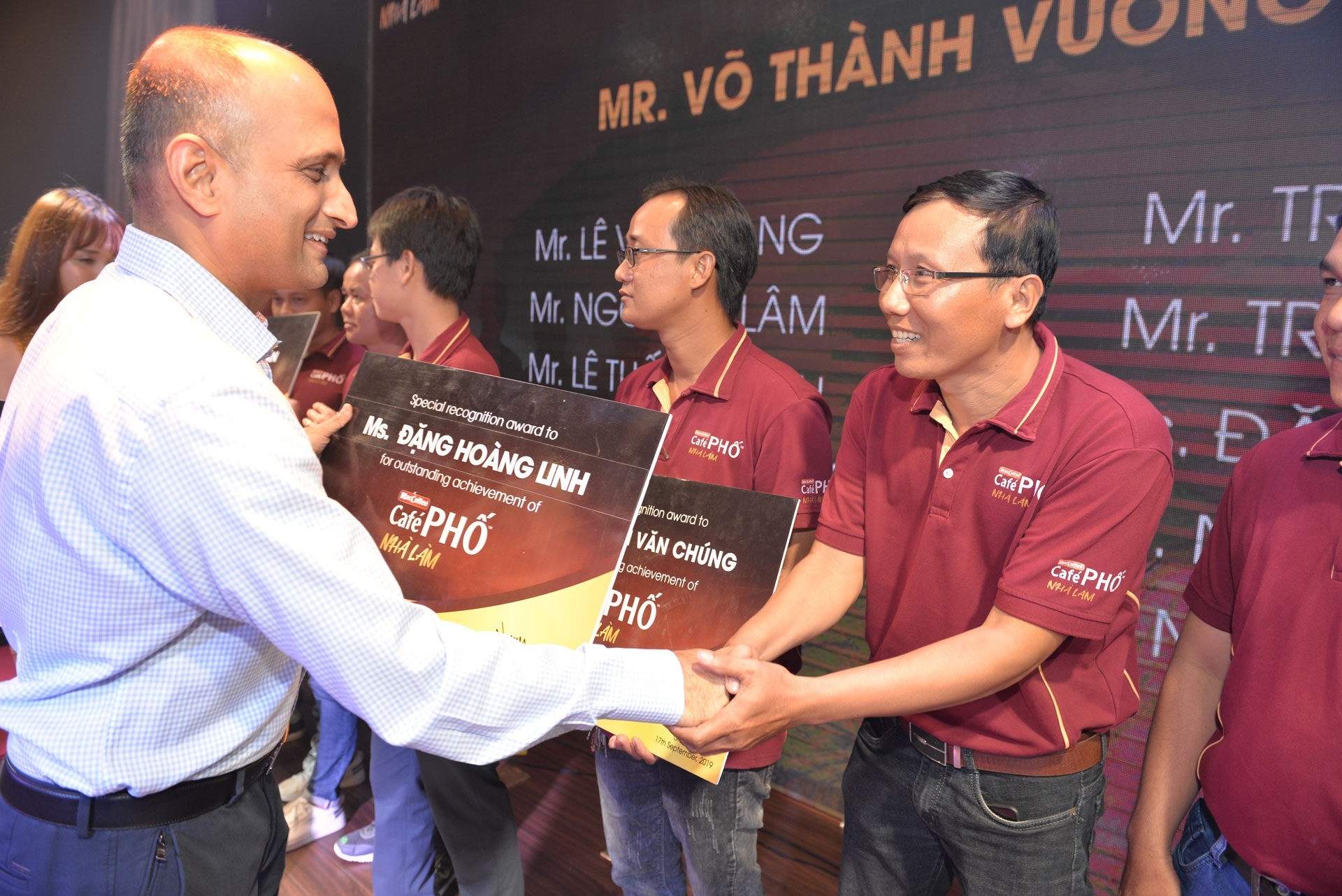 MacCoffee - Cafe Pho 'thuong nong' xe may cho nhan vien xuat sac hinh anh