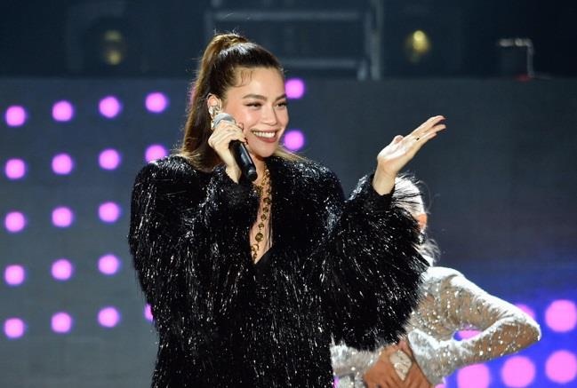 Ha Ho, Tuan Hung hoi ngo tren san khau vuon Nhat hinh anh