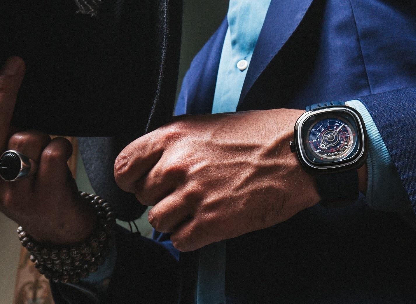 Ngon ngu thiet ke dot pha tren T-Series cua SevenFriday hinh anh