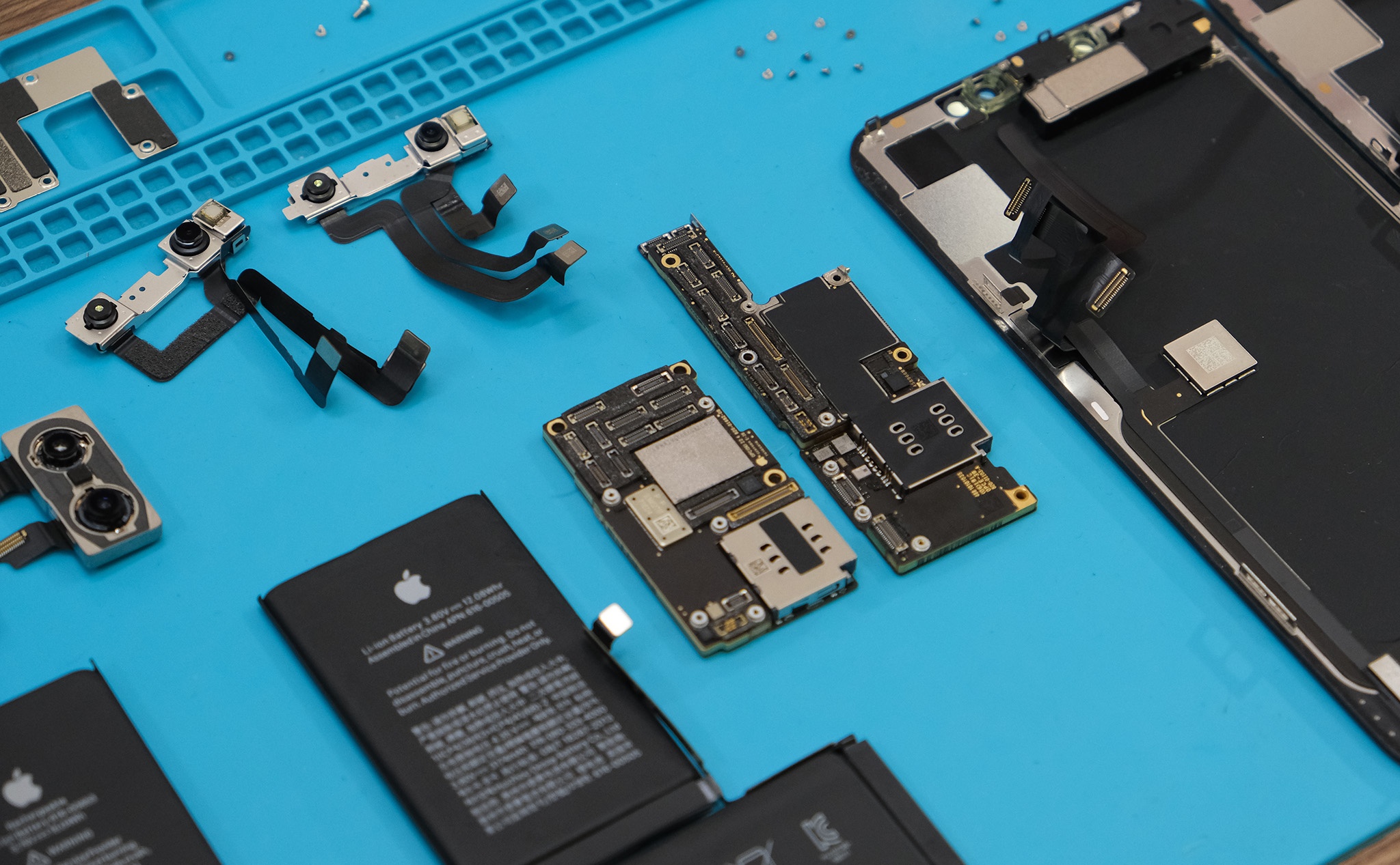 Kham pha 'noi that' cua iPhone 11 Pro Max truoc ngay mo ban hinh anh