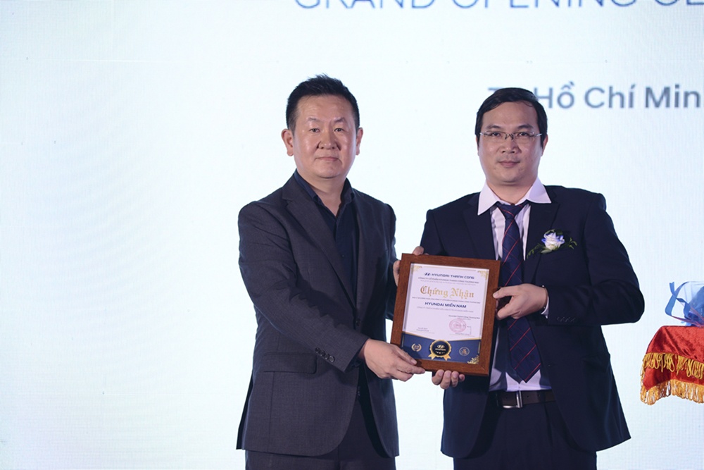 Dai ly xe thuong mai dau tien cua Hyundai khai truong tai TP.HCM hinh anh