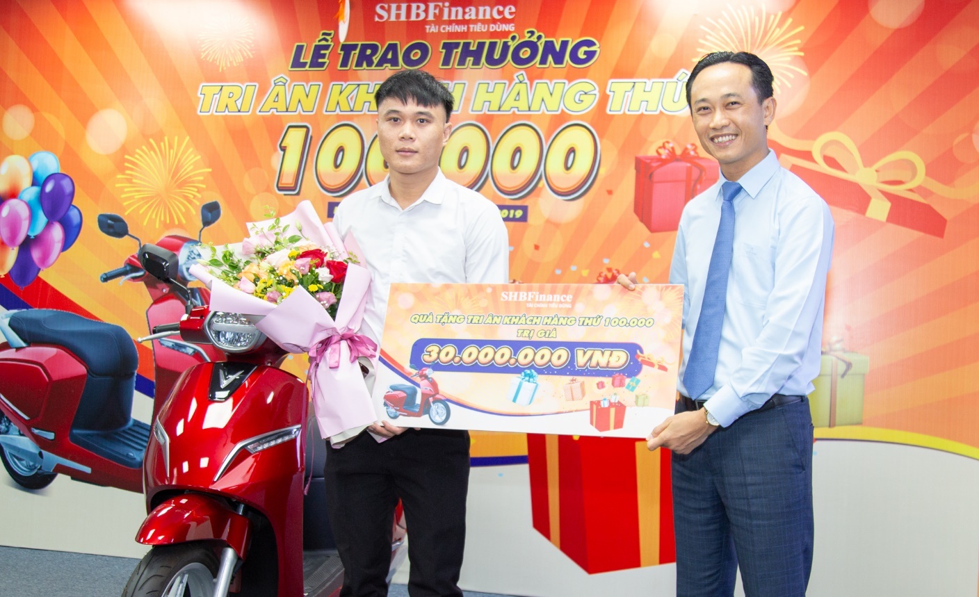 SHB Finance tri an khach hang thu 100.000 va ra mat 2 san pham moi hinh anh