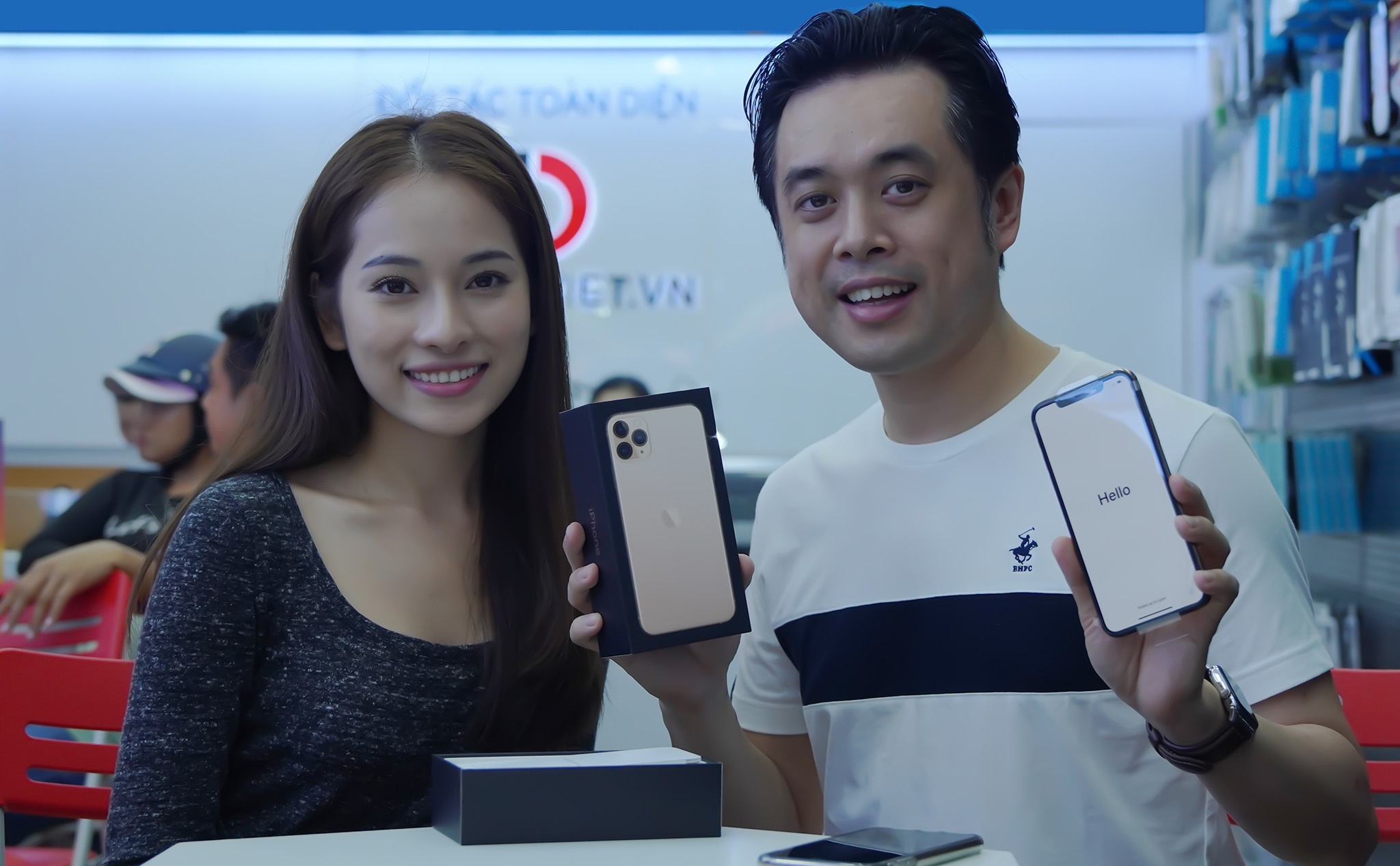 Sara Luu choi lon, tang Duong Khac Linh iPhone 11 Pro Max 79 trieu hinh anh