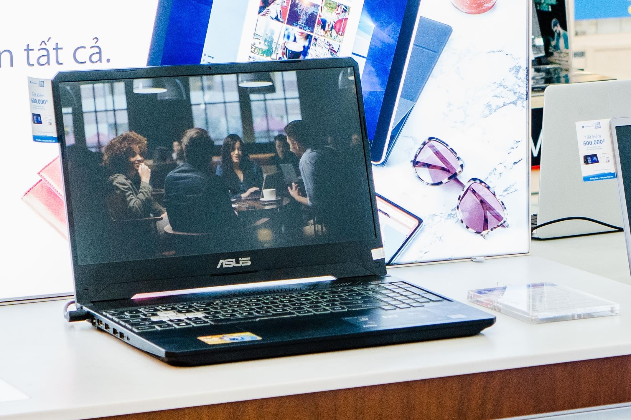 So huu laptop doi moi tu 13,49 trieu dong tai FPT Shop hinh anh