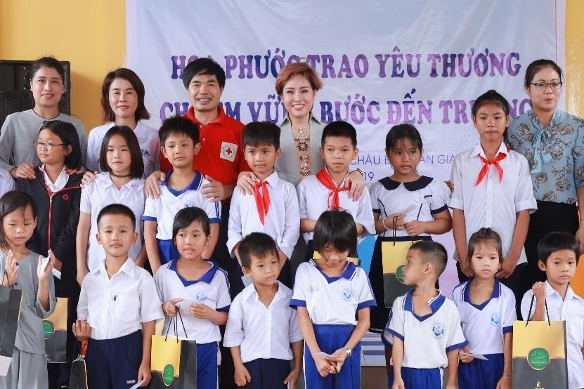 Nha phat trien du an King Bay tang BHYT cho hoc sinh ngheo An Giang hinh anh