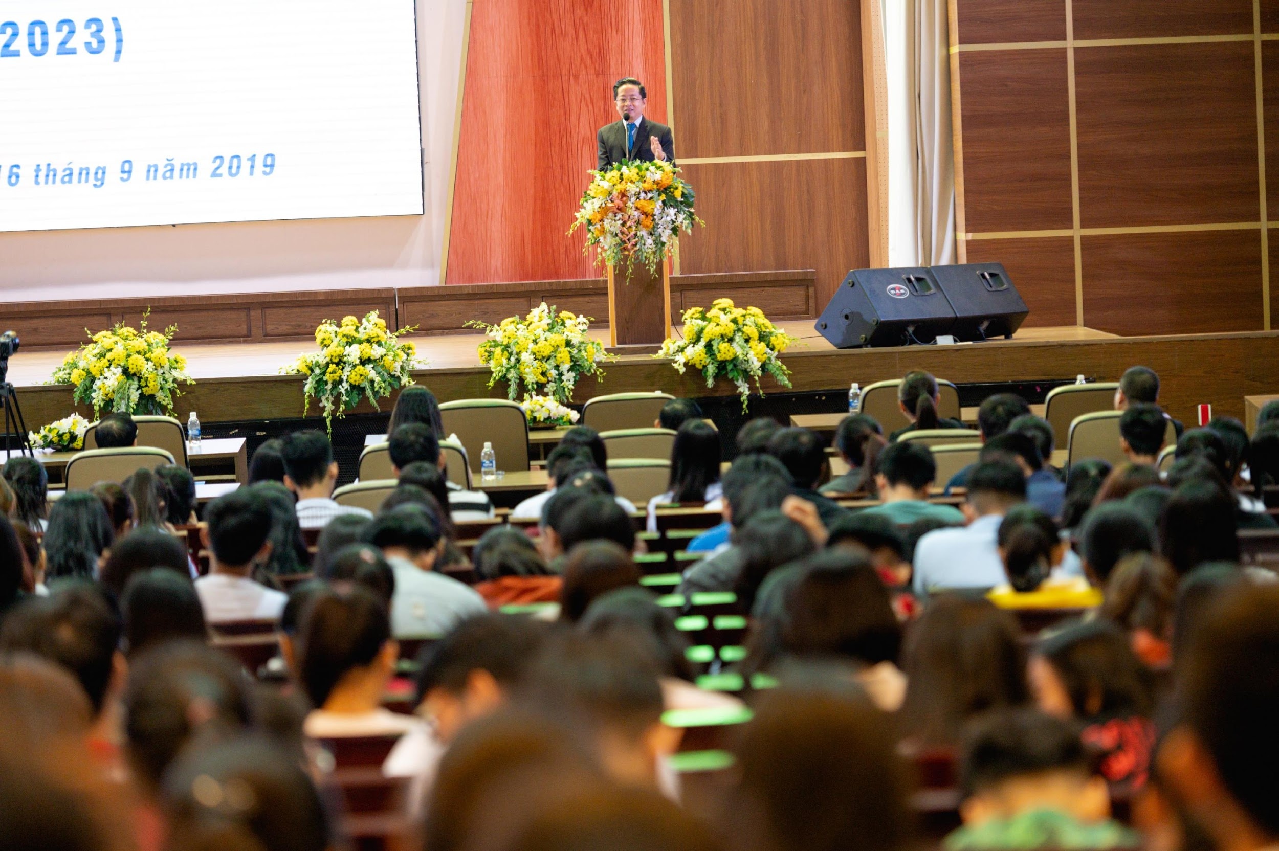 DH Kinh te TP.HCM anh 2