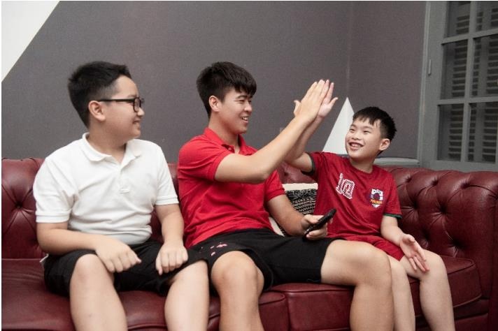 Duy Manh co vu doi nao o dai chien Chelsea - Liverpool? hinh anh