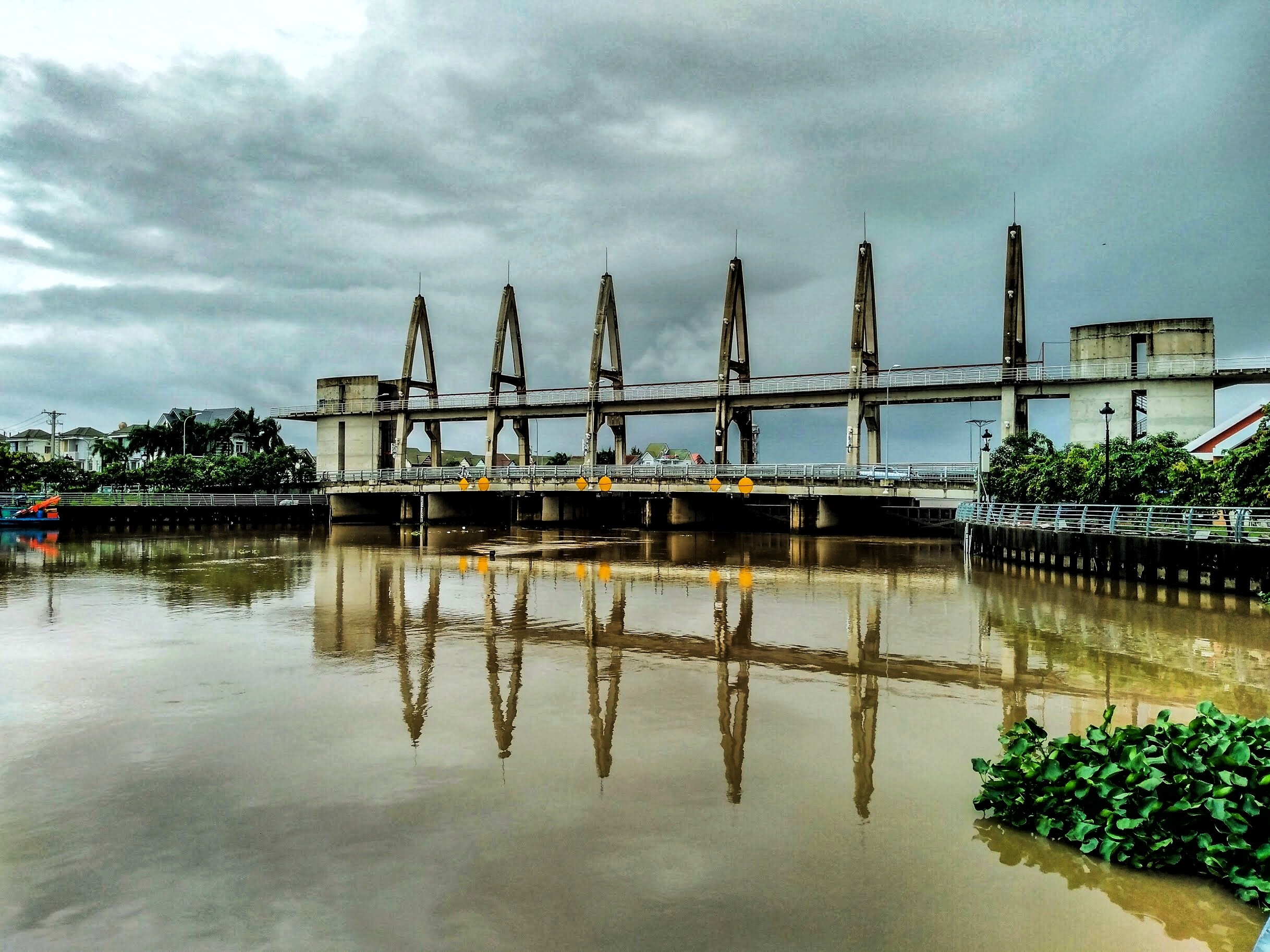 Mien Tay gian di qua ong kinh dien thoai Vsmart Joy 2+ hinh anh