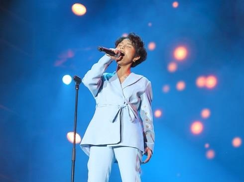 Fan Vu Cat Tuong tao 'mua dom dom' trong dem nhac Love Songs Party hinh anh