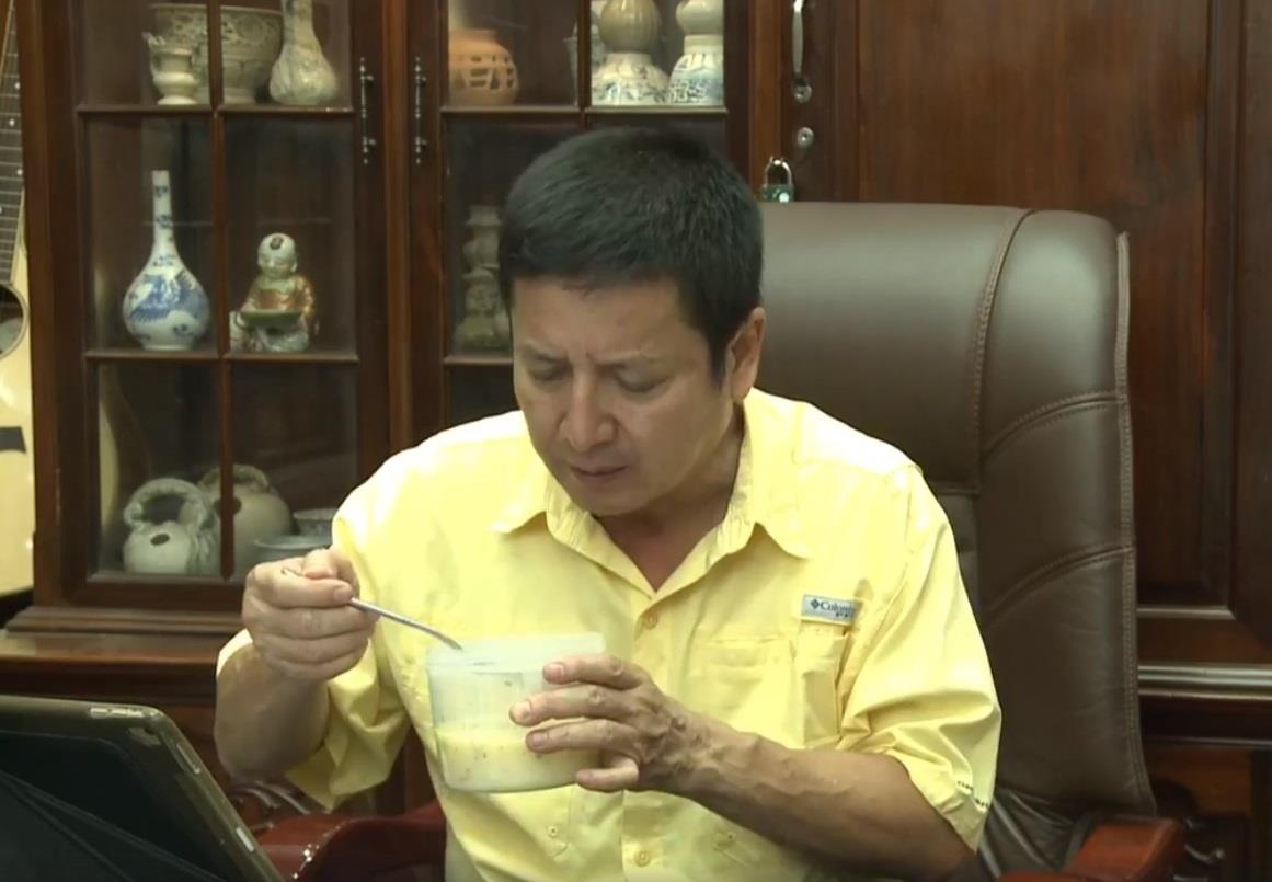 NSUT Chi Trung bat mi cach bao ve suc khoe khi giao mua hinh anh